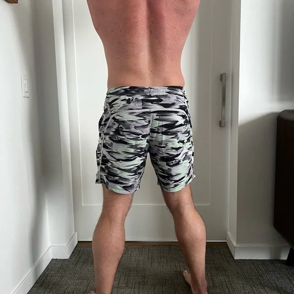 lululemon athletica - Men’s Pacebreaker Shorts - Size M - 7”Black, Gray, Green - Picture 2 of 4